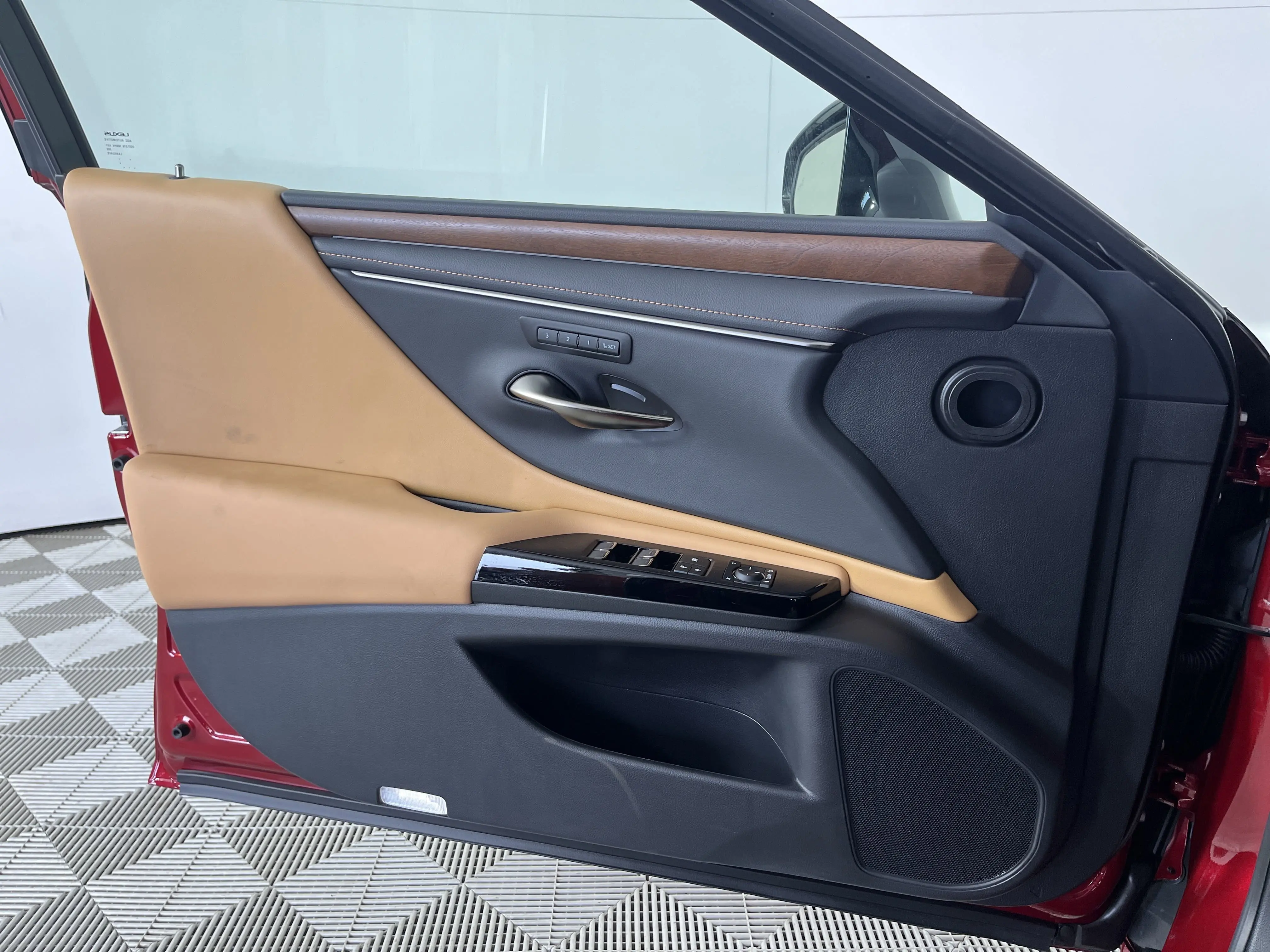 2025 Lexus ES 300h Luxury photo 2