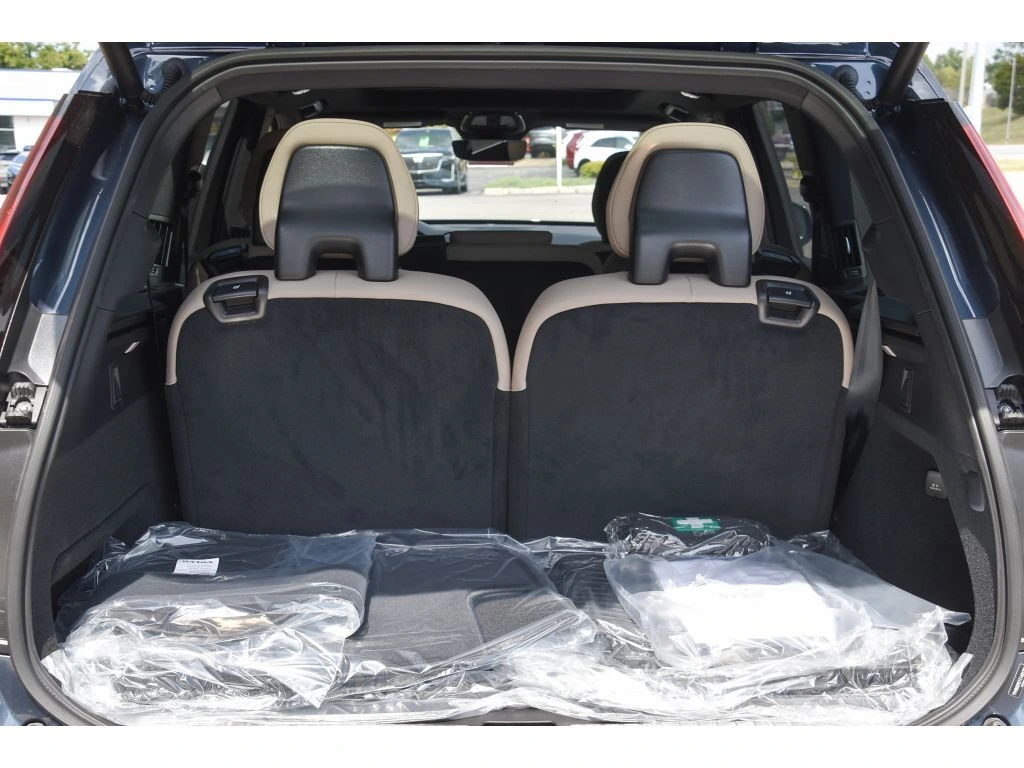 2026 Volvo - image 24