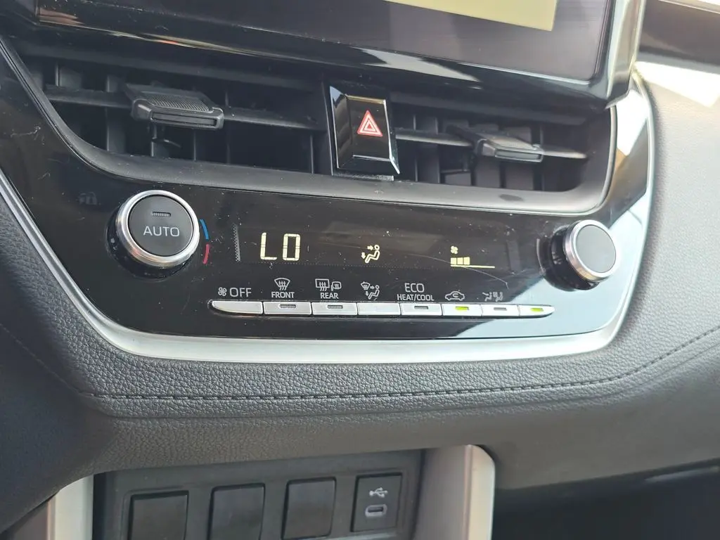 2024 Toyota Corolla Cross LE photo 27
