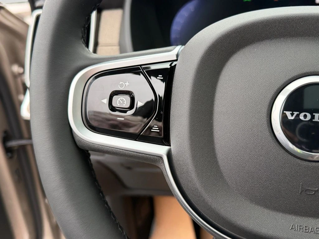 2026 Volvo - image 18