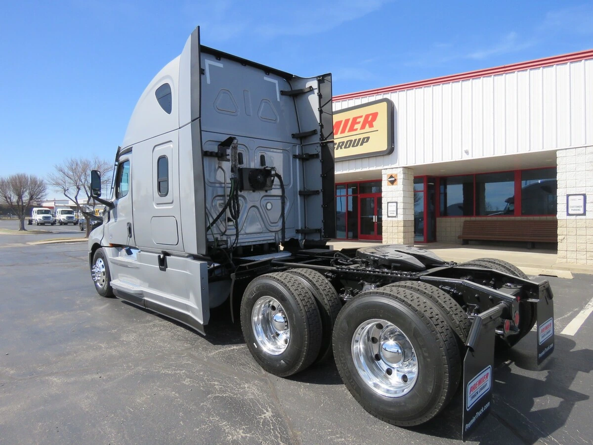 2022 Freightliner Cascadia - image 3