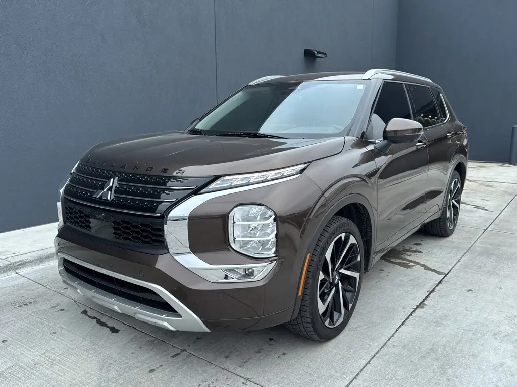 2024 Mitsubishi Outlander SEL's photo