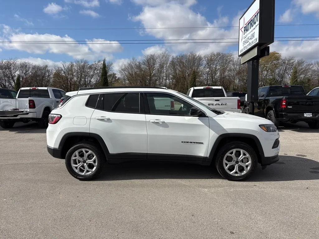 2026 Jeep Compass Latitude photo 2