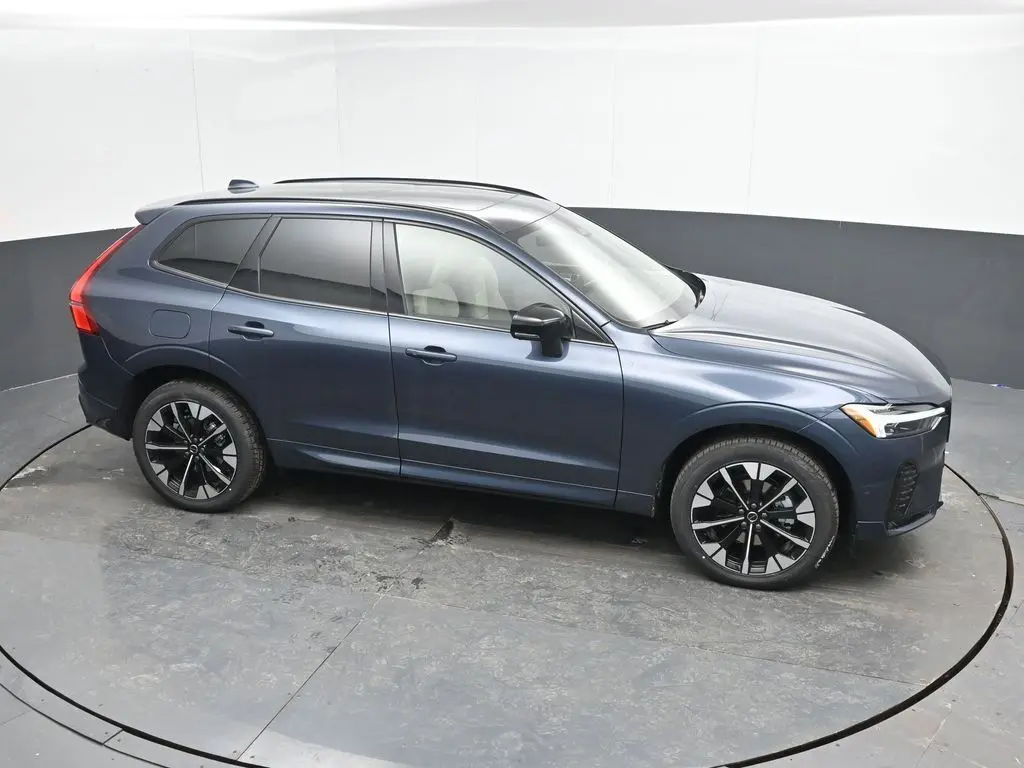 2026 Volvo - image 31