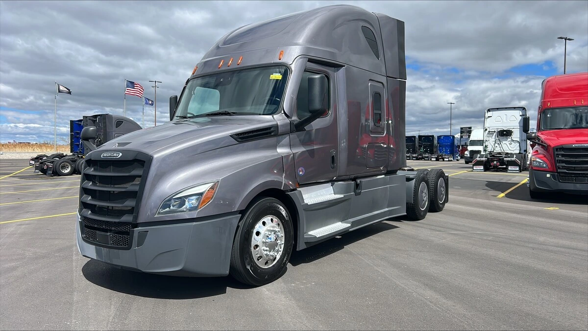 2022 Freightliner Cascadia - image 1