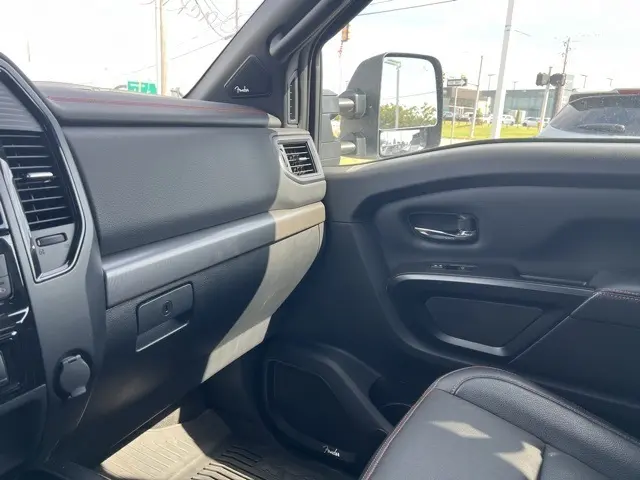 2024 Nissan Titan Crew Cab PRO-4X photo 23