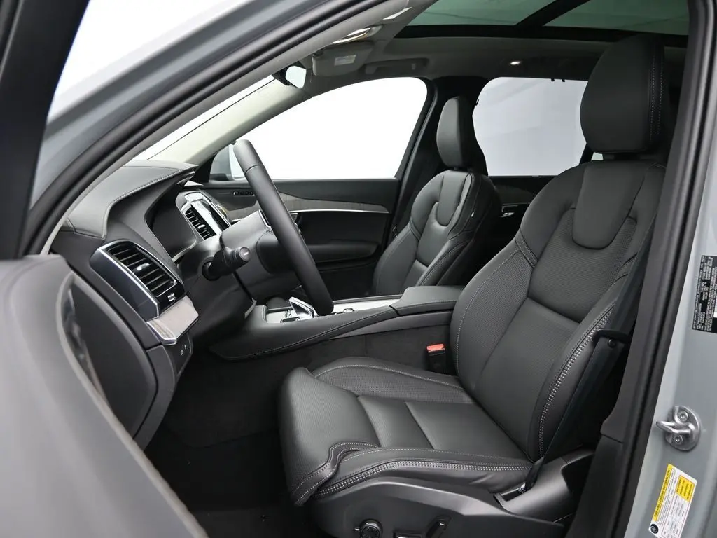 2025 Volvo - image 21