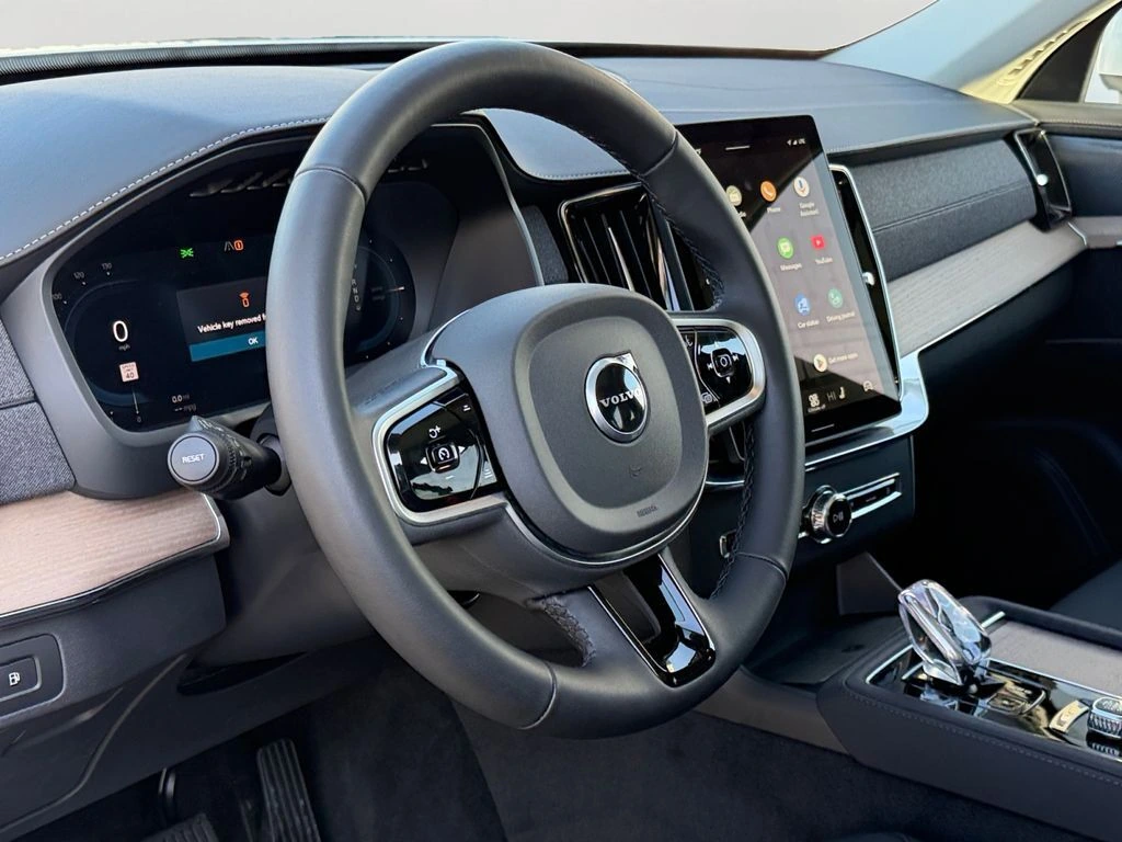 2025 Volvo - image 18