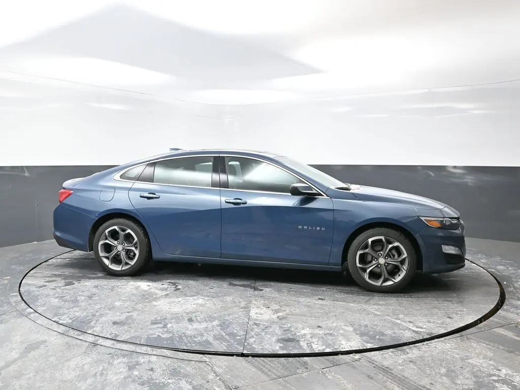 2024 Chevrolet Malibu 1LT photo 2
