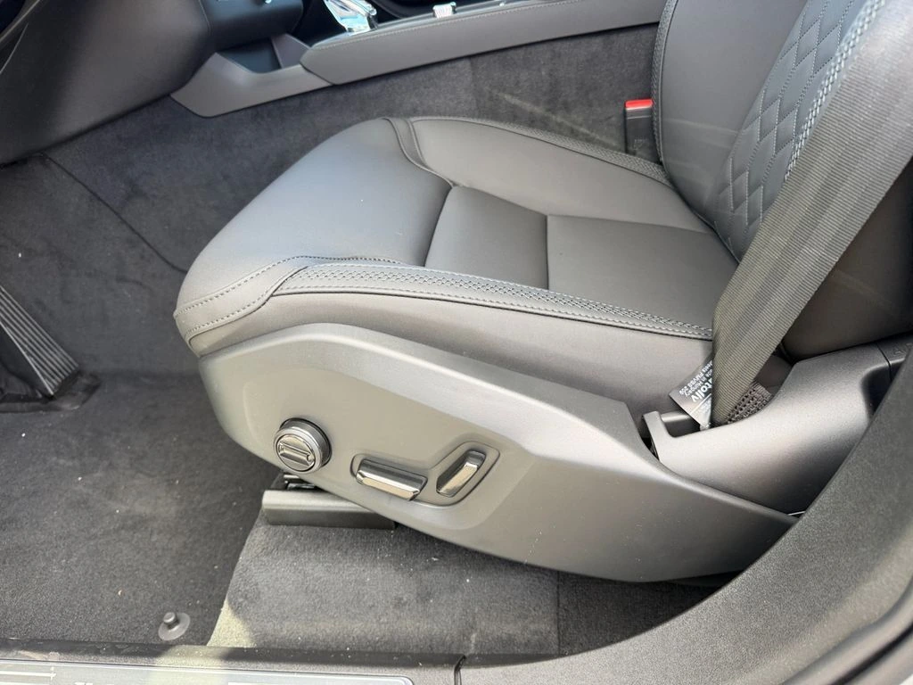 2026 Volvo - image 15