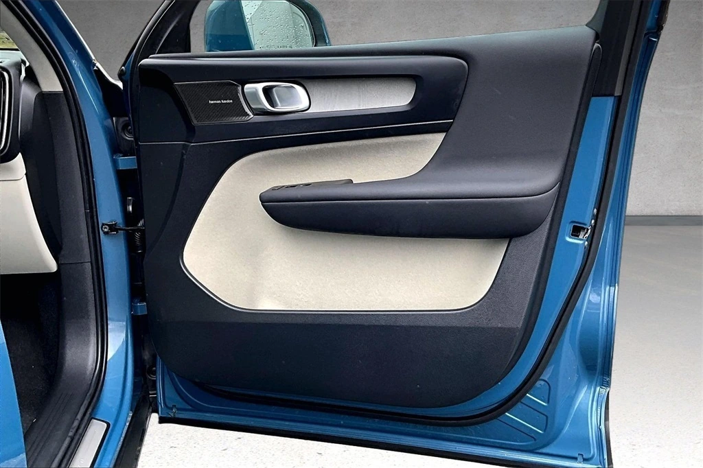 2024 Volvo - image 28