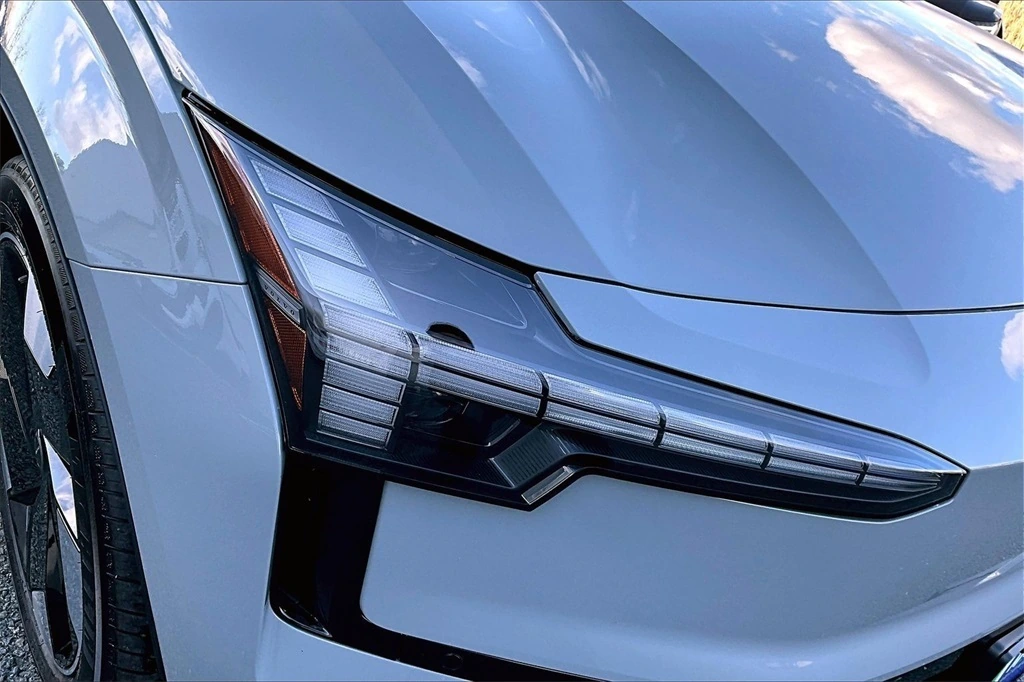 2025 Volvo - image 31