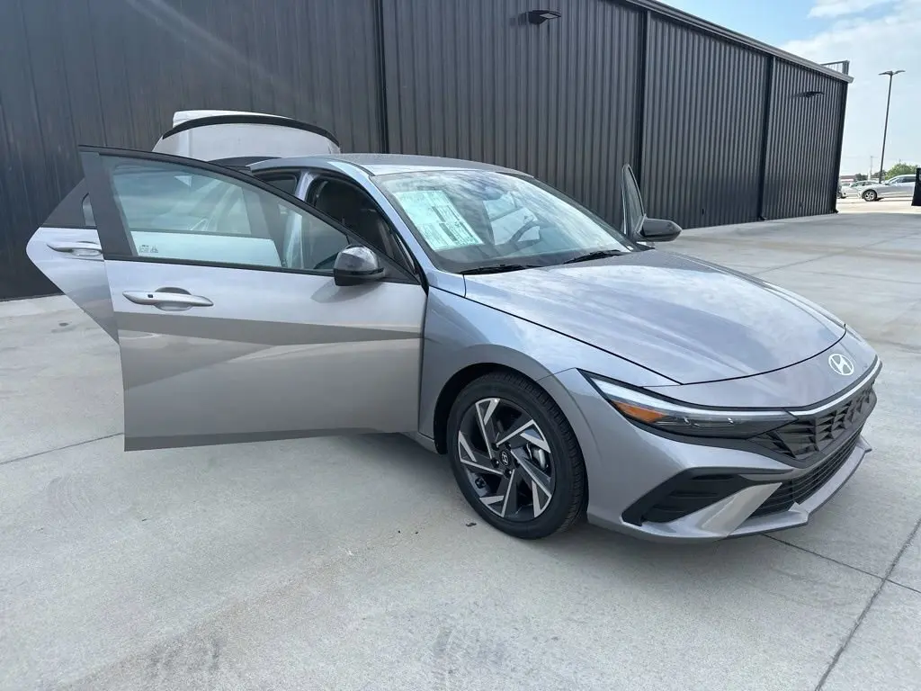 2025 Hyundai Elantra SEL Sport photo 14