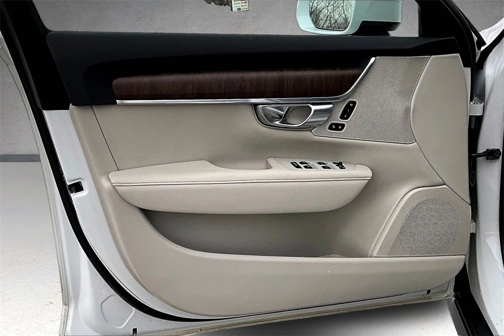 2021 Volvo - image 19