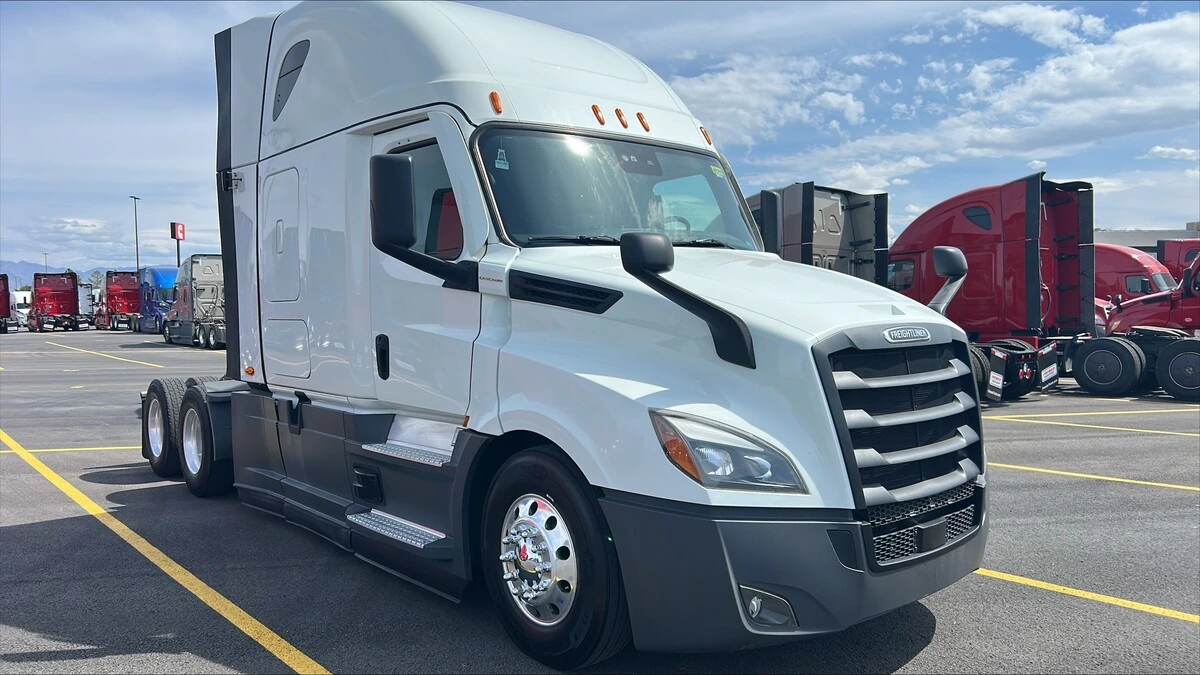 2022 Freightliner Cascadia - image 6