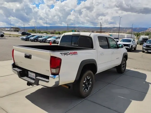 2018 Toyota Tacoma TRD Off-Road V6 photo 3