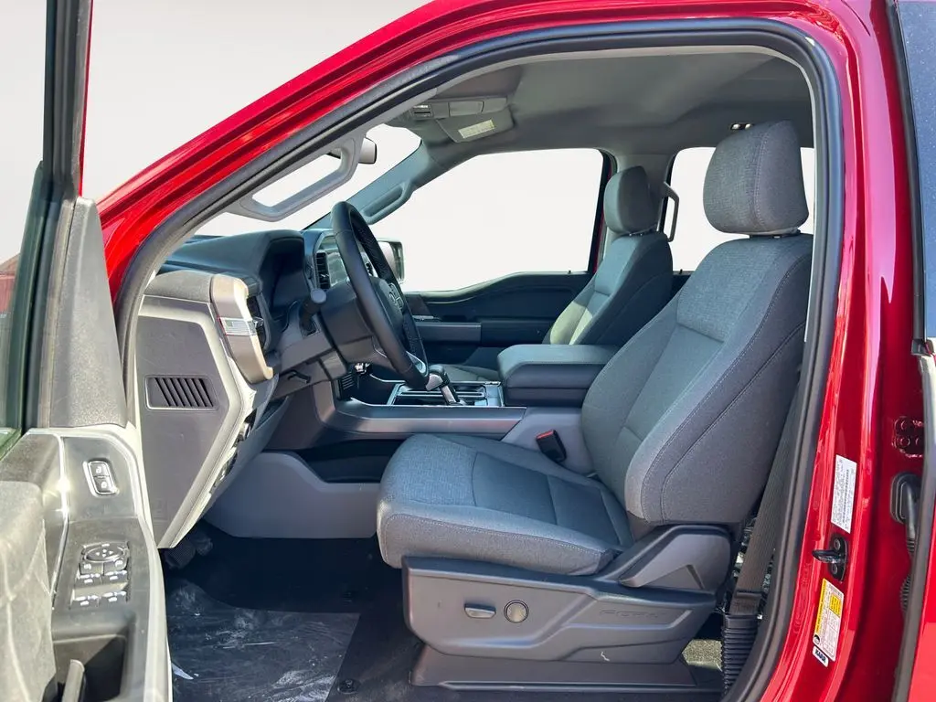 2025 Ford F-150 Lightning XLT photo 15
