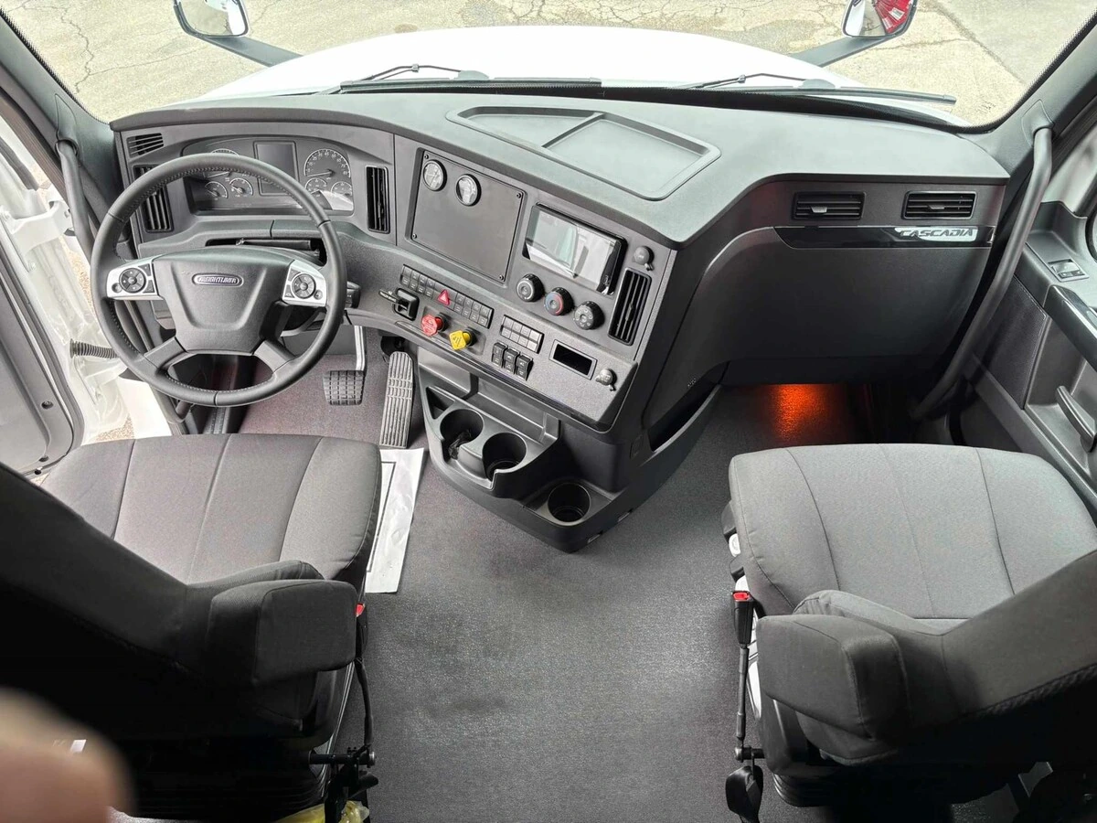 2027 Freightliner Cascadia — photo 8