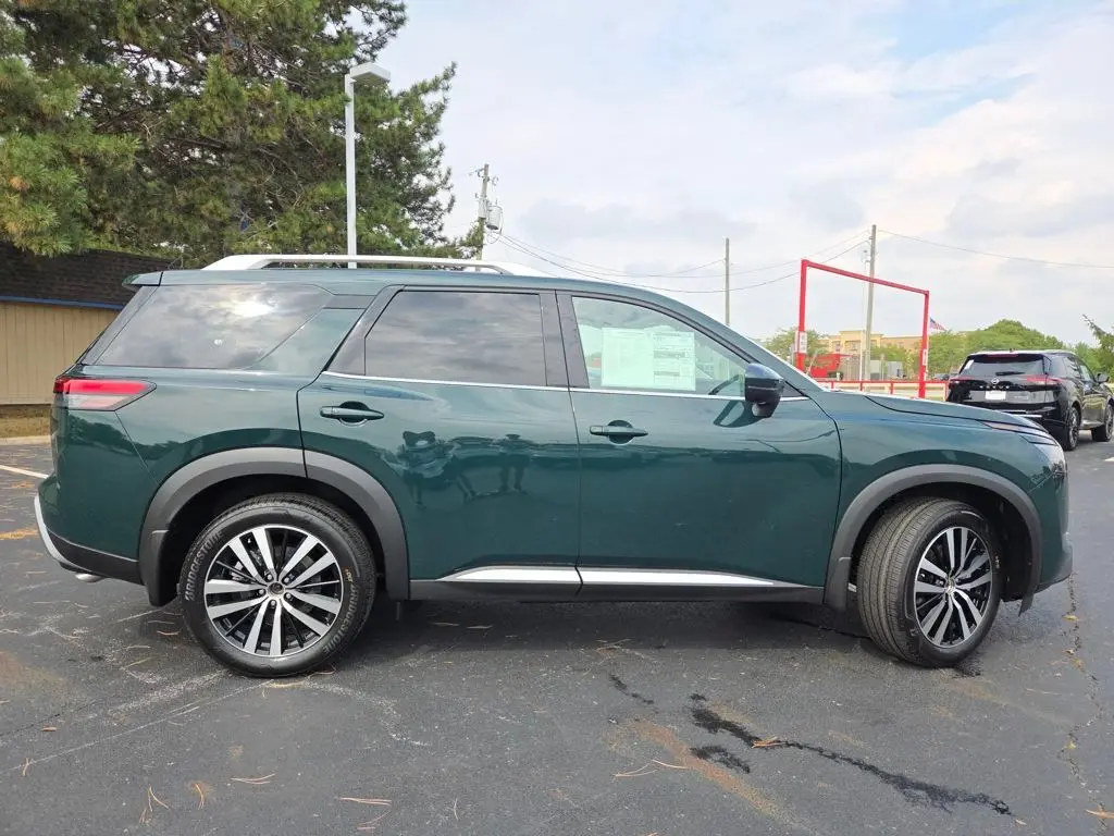 2025 Nissan Pathfinder Platinum photo 11