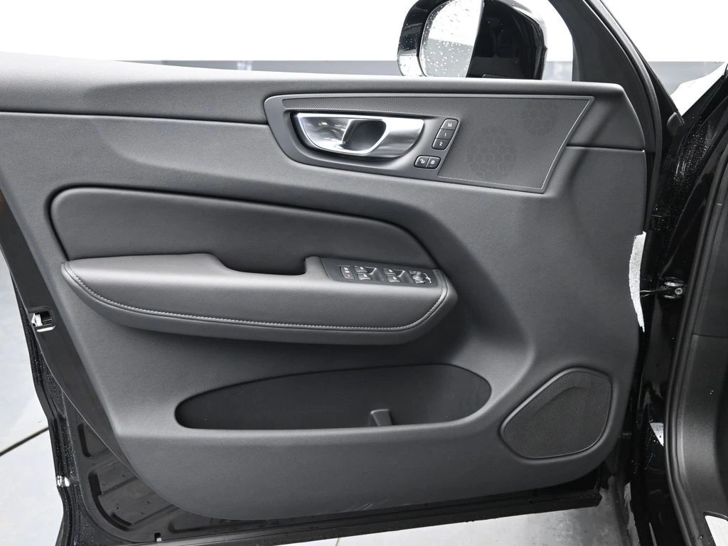 2025 Volvo - image 24