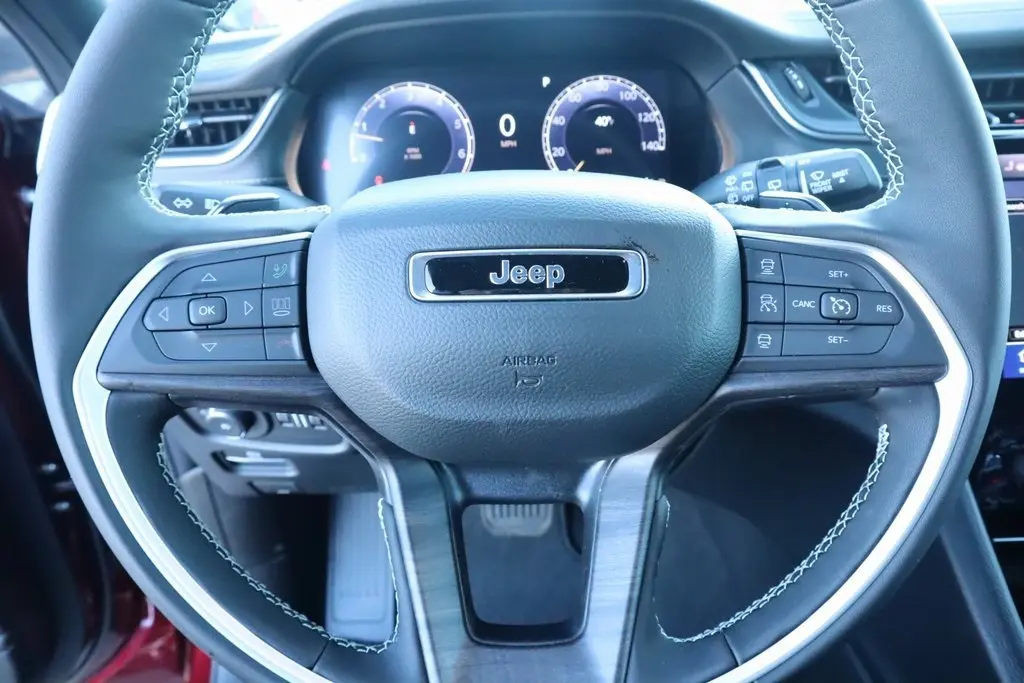 2025 Jeep Grand Cherokee Limited photo 3