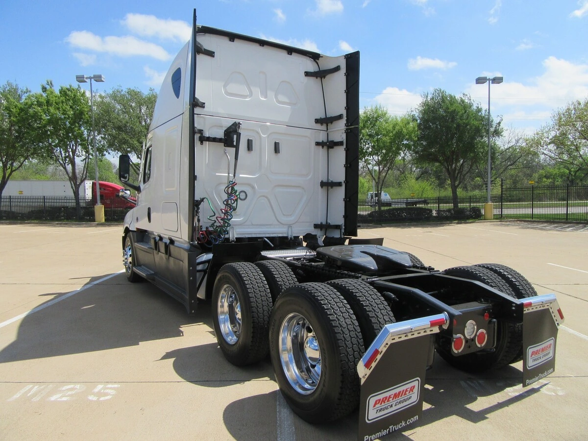 2024 Freightliner Cascadia - image 3