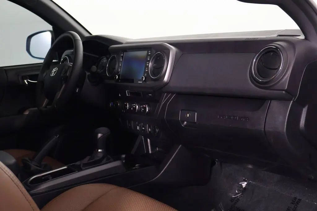 2023 Toyota Tacoma V6 photo 9