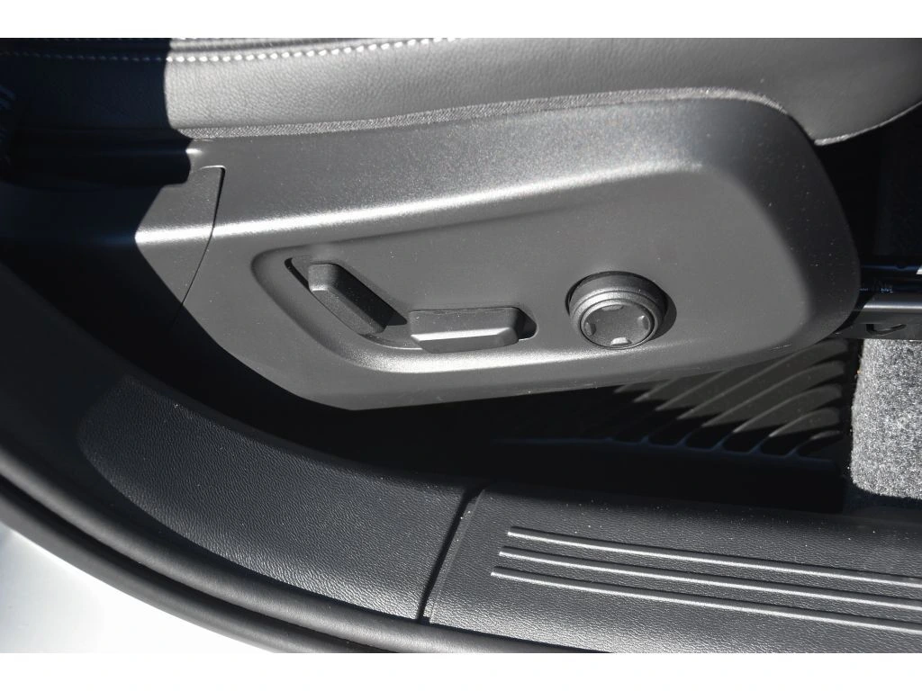 2025 Volvo - image 33