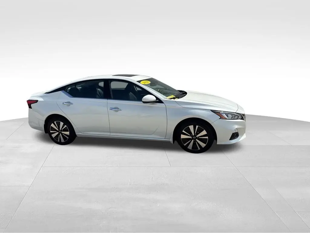 Used 2020 Nissan Altima SV with VIN 1N4BL4DV2LC271681 for sale in Davenport, IA