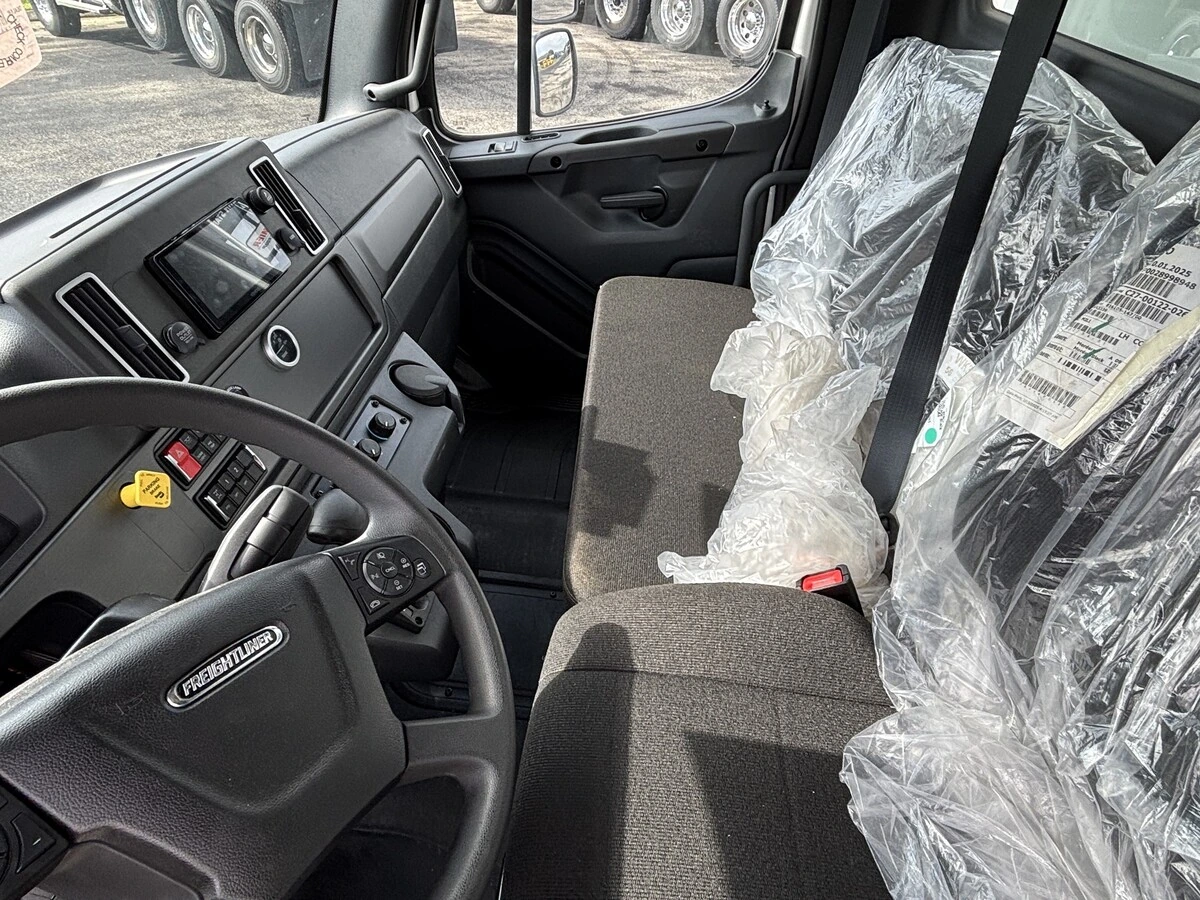 2026 Freightliner M2 106 — photo 8