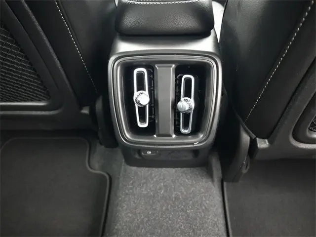 2024 Volvo XC40 Plus photo 33