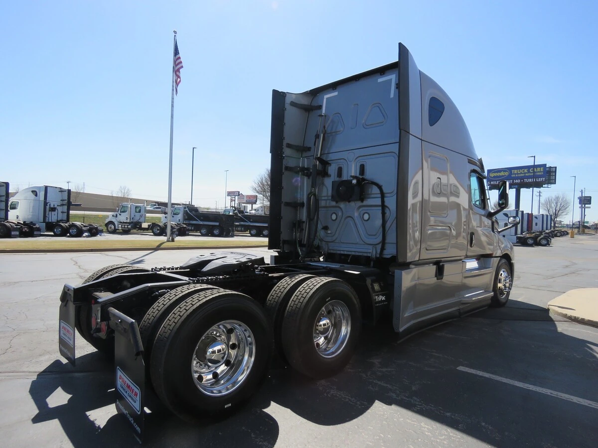 2022 Freightliner Cascadia - image 7