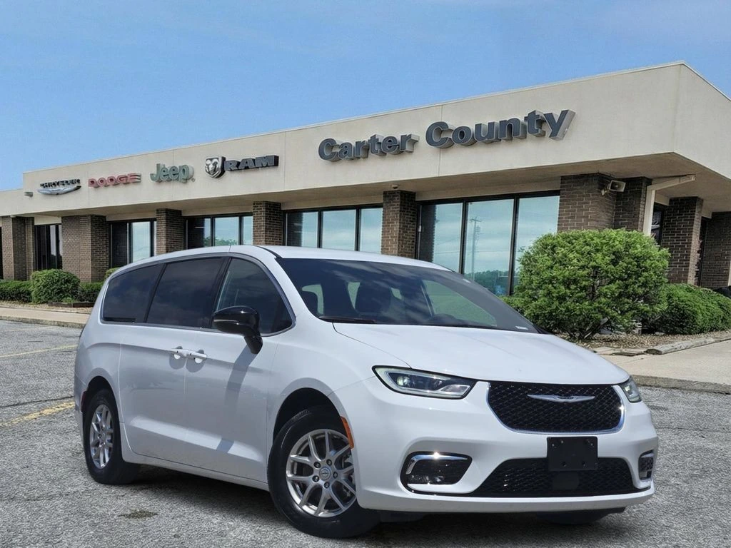 2026 Chrysler Pacifica Select's photo