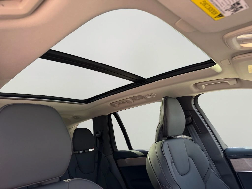 2025 Volvo - image 7