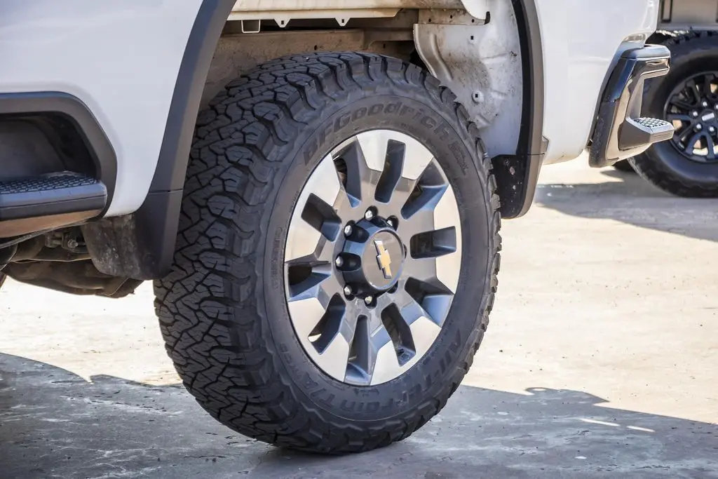 2024 Chevrolet Silverado 2500HD Custom photo 3