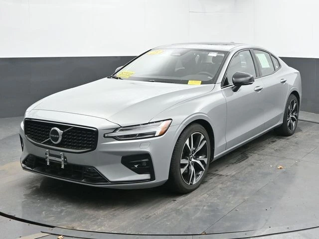 2025 Volvo - image 5