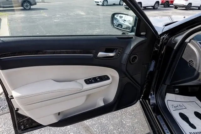 2021 Chrysler 300 Touring L photo 6
