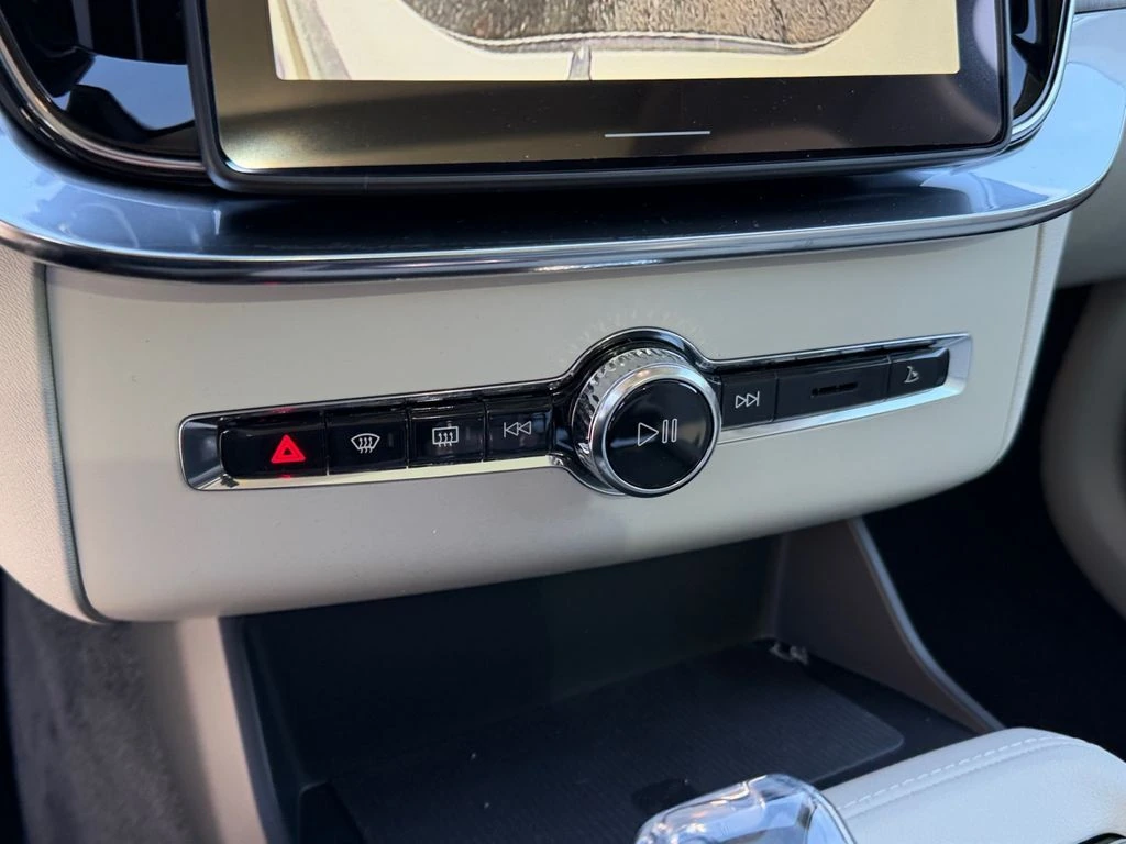 2026 Volvo - image 21