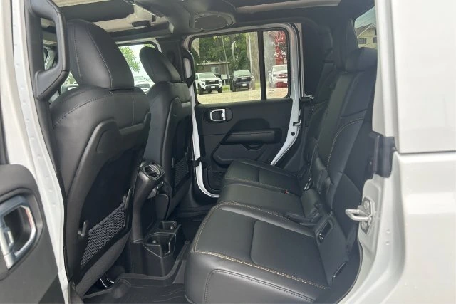 2026 Jeep Gladiator Sahara - Photo 10