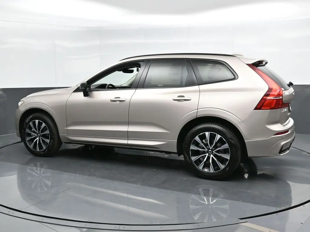 2025 Volvo - image 7