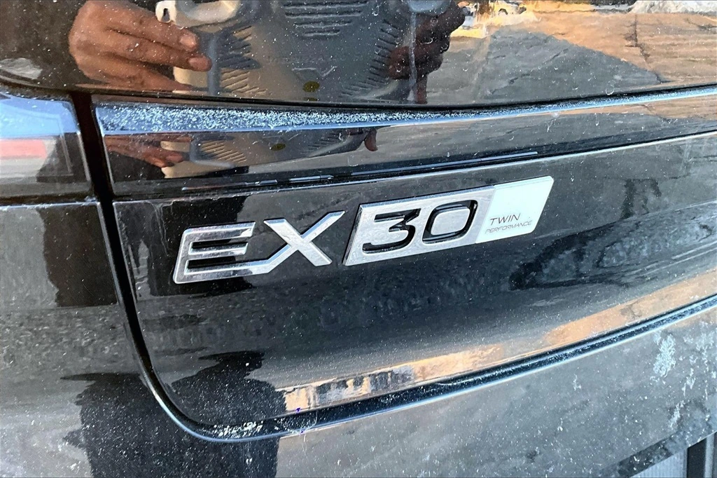 2026 Volvo - image 9