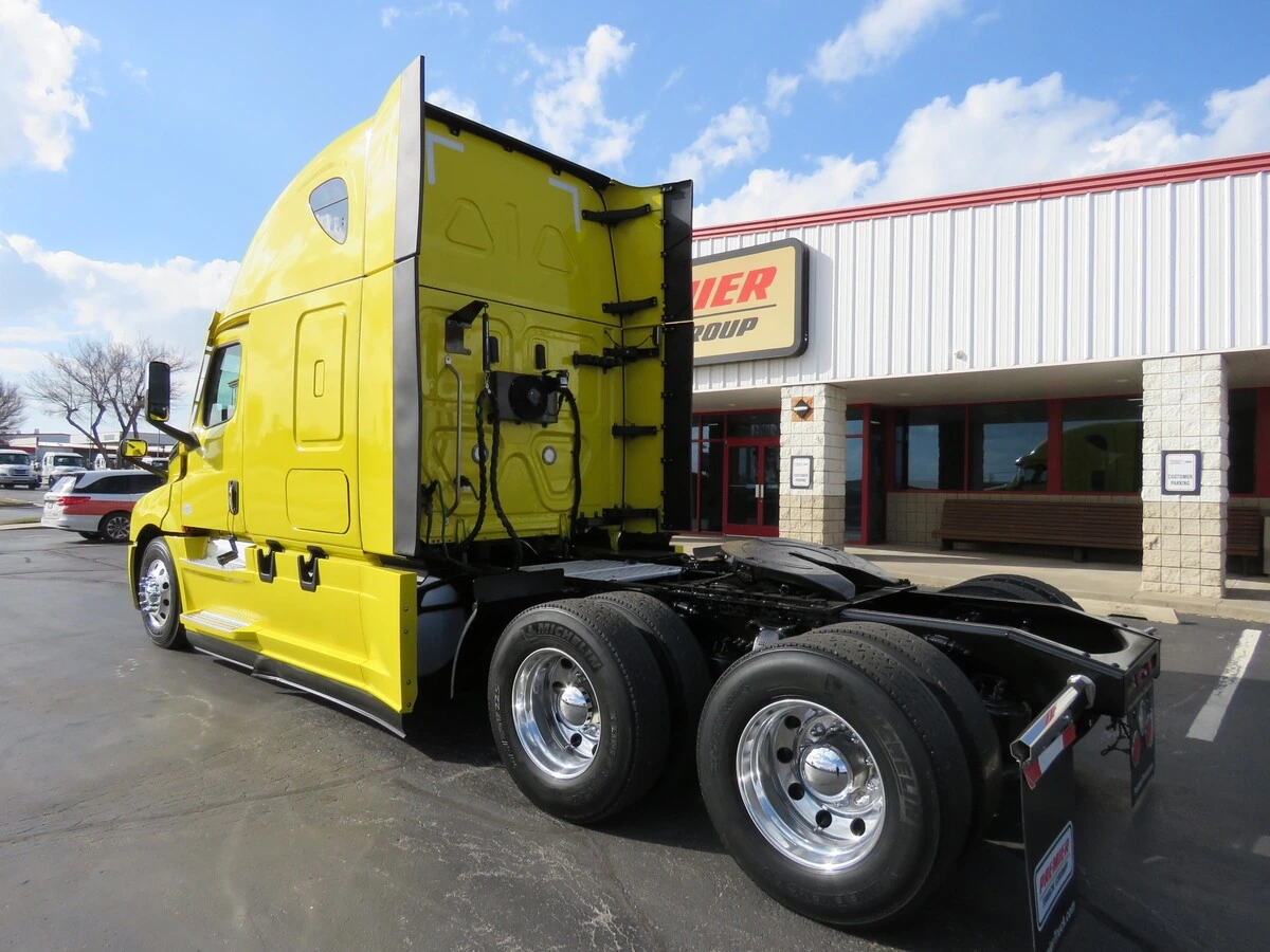 2022 Freightliner Cascadia - image 3