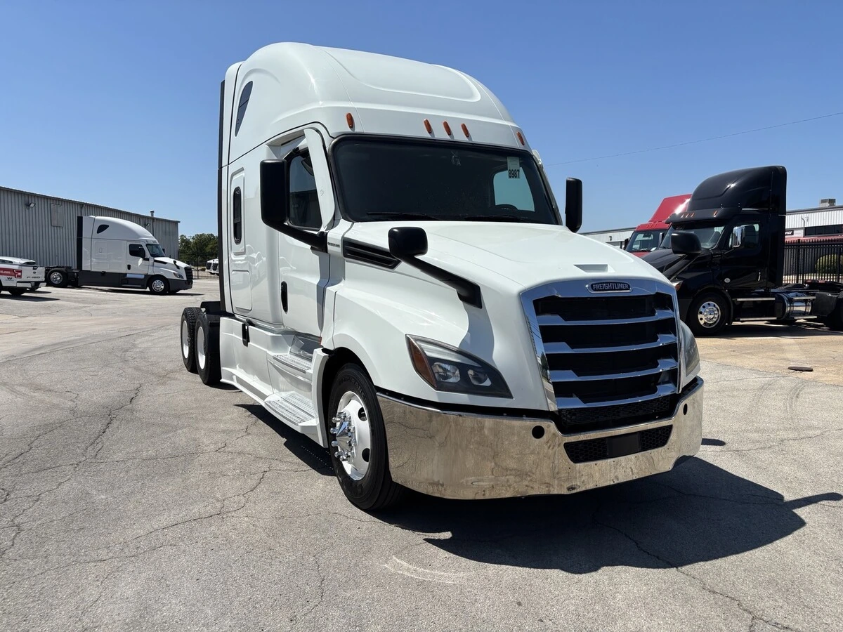 2023 Freightliner Cascadia — photo 3