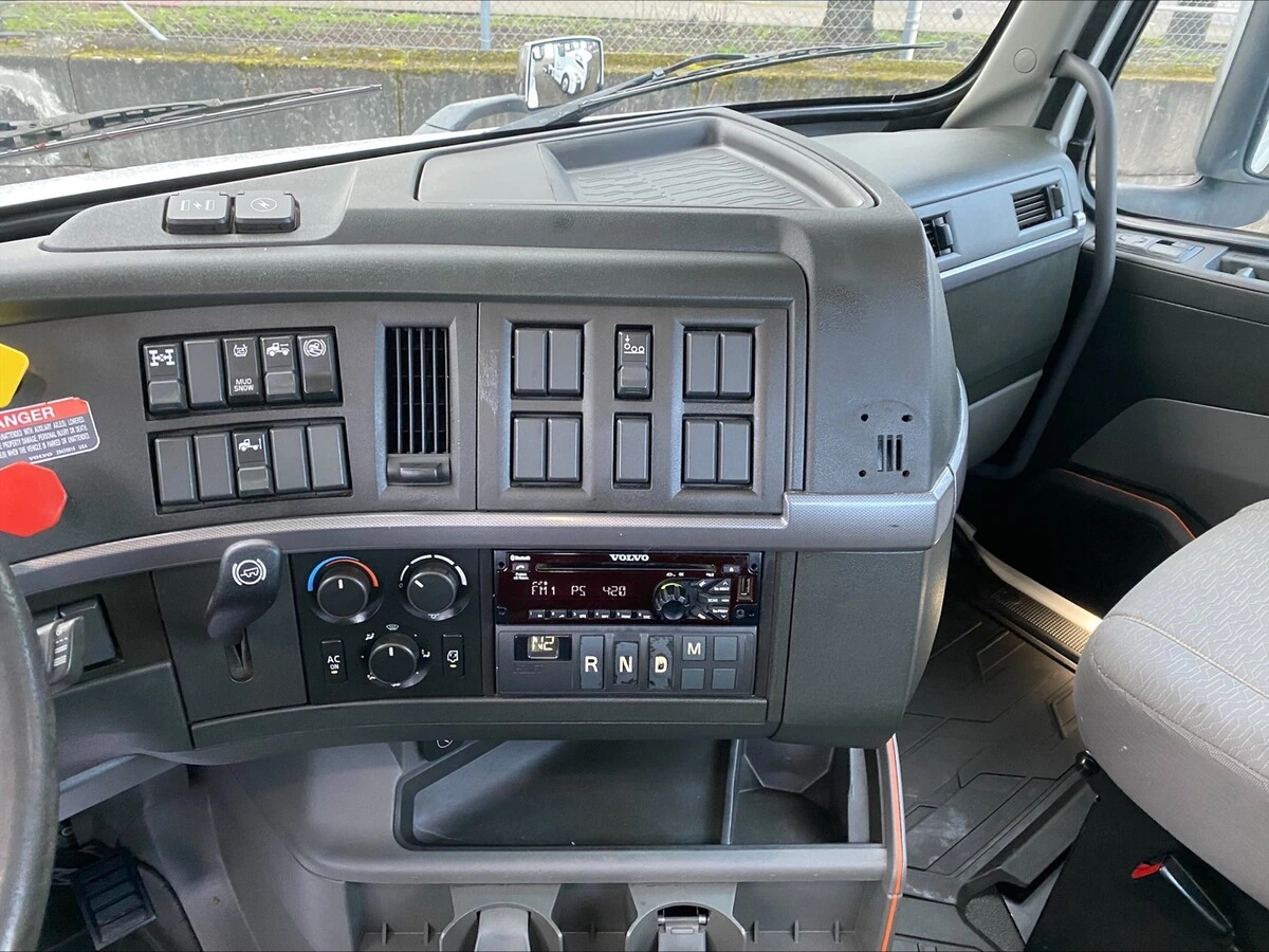 2018 Volvo VNL 860 - image 7