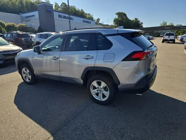 2021 Toyota RAV4 XLE photo 3