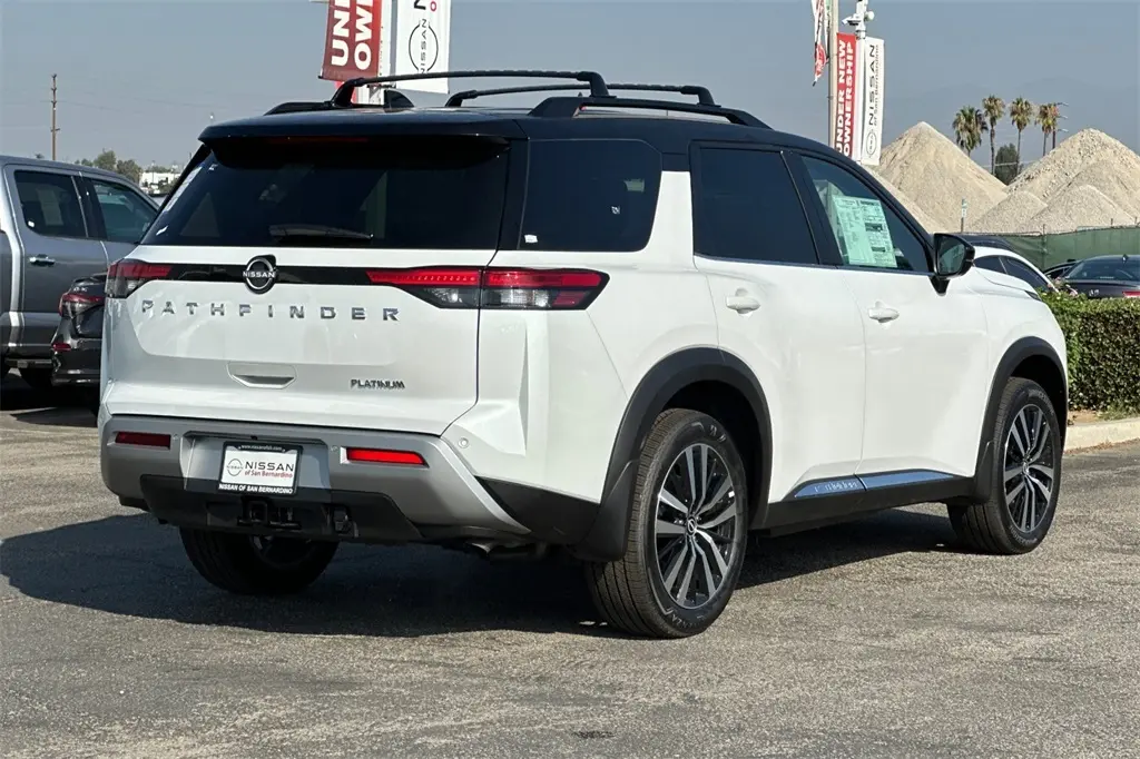 2025 Nissan Pathfinder Platinum photo 2
