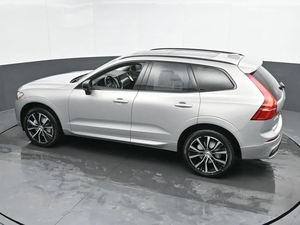 2025 Volvo - image 38