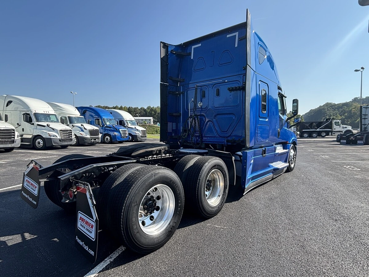 2022 Freightliner Cascadia — photo 5