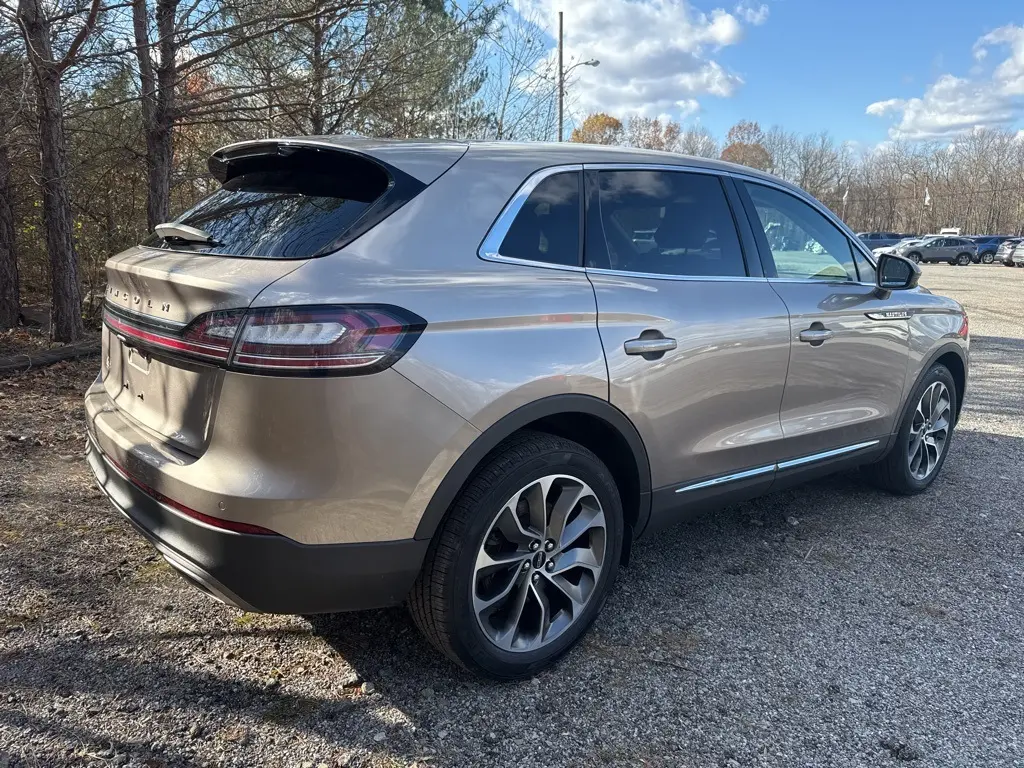 2021 Lincoln Nautilus Reserve photo 2