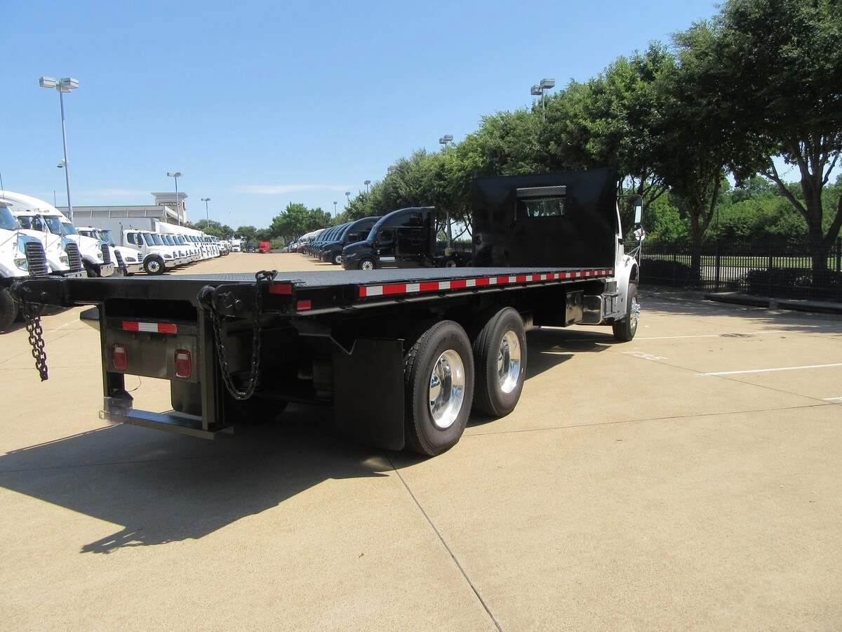 2017 Freightliner M2 106 — photo 4